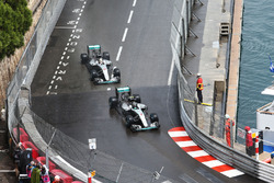 Nico Rosberg, Mercedes AMG F1 W07 Hybrid, und Lewis Hamilton, Mercedes AMG F1 W07 Hybrid