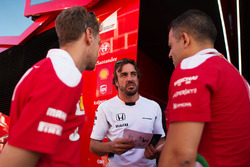 Fernando Alonso, McLaren con Sebastian Vettel, Ferrari e Diego Ioverno, Direttore delle operazioni F