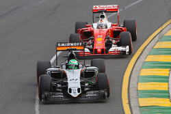 Nico Hülkenberg, Sahara Force India F1 und Sebastian Vettel, Ferrari SF16-H