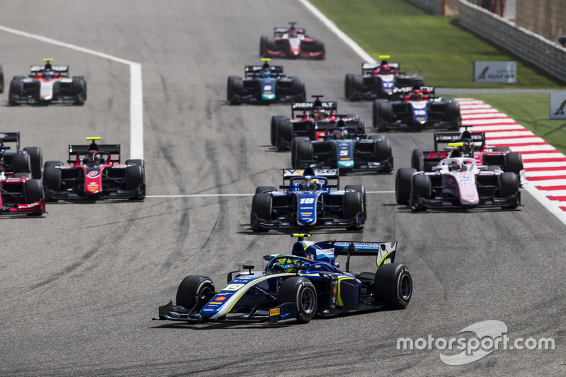 Lando Norris, Carlin, leads Sergio Sette Camara, Carlin and the rest of the field at the start of th