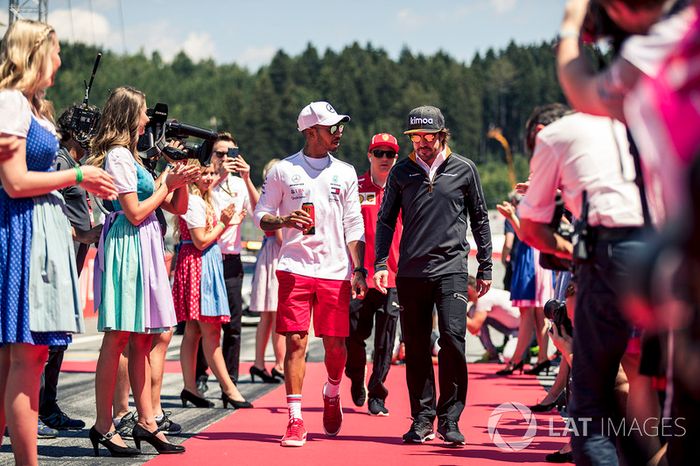 Lewis Hamilton, Mercedes-AMG F1 and Fernando Alonso, McLaren, en el drivers parade
