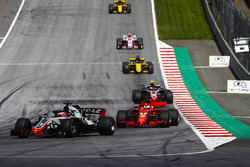Ромен Грожан, Haas F1 Team VF-18, попереду суперників