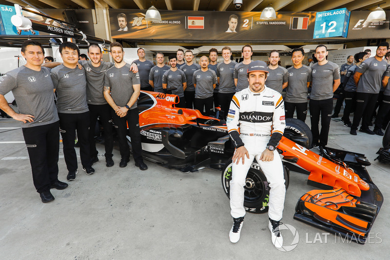 Fernando Alonso, McLaren, takım fotoğrafında