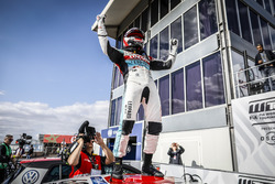 Le vainqueur Jean-Karl Vernay, Audi Sport Leopard Lukoil Team Audi RS 3 LMS