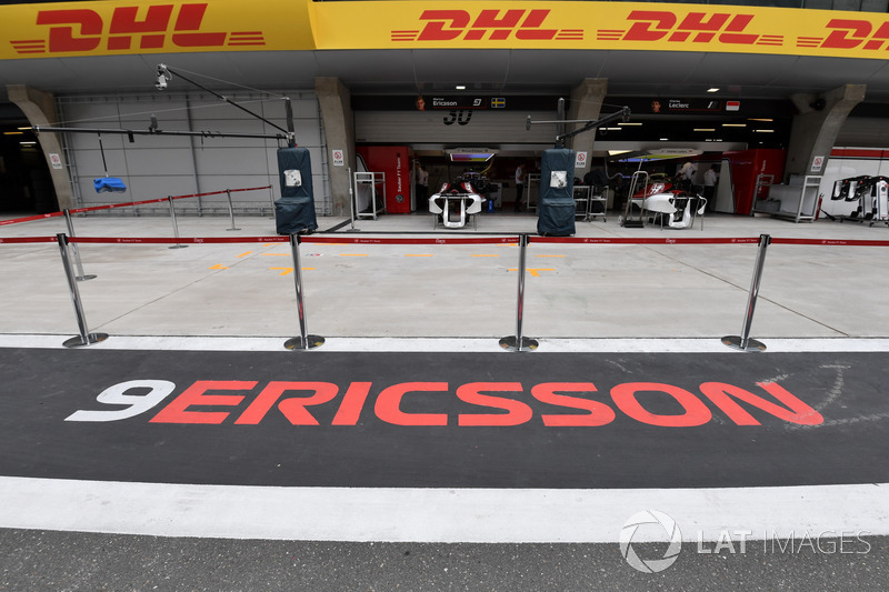 Sauber garage