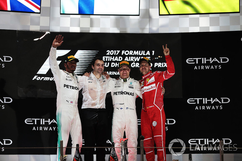 O pódio foi completado por Sebastian Vettel, que não foi páreo para os carros alemães e teve que se contentar com o terceiro posto.