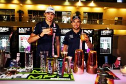 Esteban Ocon, Sahara Force India F1, Sergio Pérez, Sahara Force India F1 con bebidas