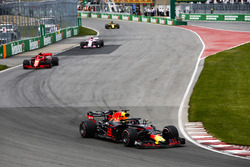Daniel Ricciardo, Red Bull Racing RB14, leads Kimi Raikkonen, Ferrari SF71H, and Esteban Ocon, Force India VJM11