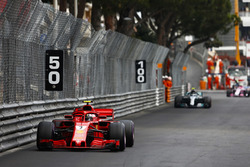 Кімі Райкконен, Ferrari SF71H, попереду Валттері Боттаса, Mercedes AMG F1 W09
