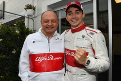 Charles Leclerc, Sauber altıncı sırayı kutluyor ve Frederic Vasseur, Sauber, Takım Patronu