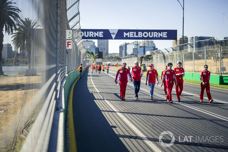 Sebastian Vettel, Ferrari, cammina lungo il circuito con Maurizio Arrivabene, Team Principal Ferrari e Riccardo Adami, ingegnere di pista Ferrari