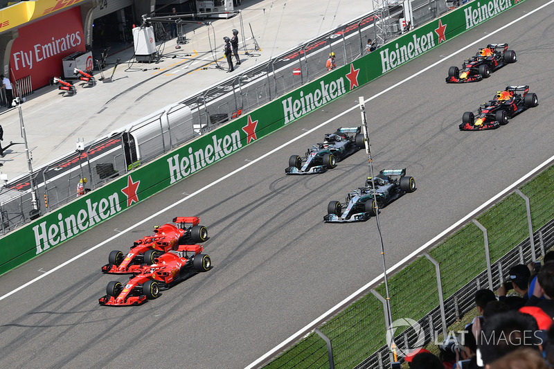 Sebastian Vettel, Ferrari SF71H e Kimi Raikkonen, Ferrari SF71H al comando alla partenza della gara