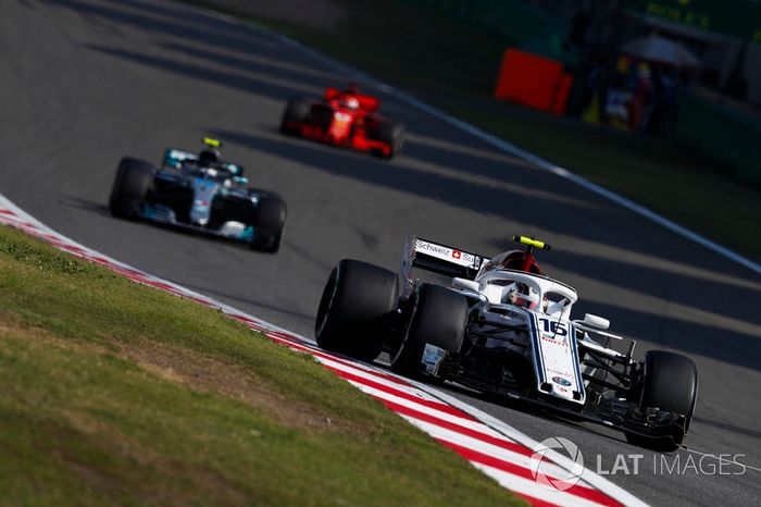 Charles Leclerc, Sauber C37 Ferrari, Valtteri Bottas, Mercedes AMG F1 W09, y Sebastian Vettel, Ferrari SF71H