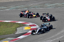 Lewis Hamilton, Mercedes-AMG F1 W09 EQ Power+, Kevin Magnussen, Haas F1 Team VF-18 ve Daniel Ricciardo, Red Bull Racing RB14
