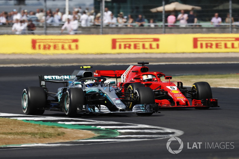 Valtteri Bottas, Mercedes AMG F1 W09, precede Sebastian Vettel, Ferrari SF71H