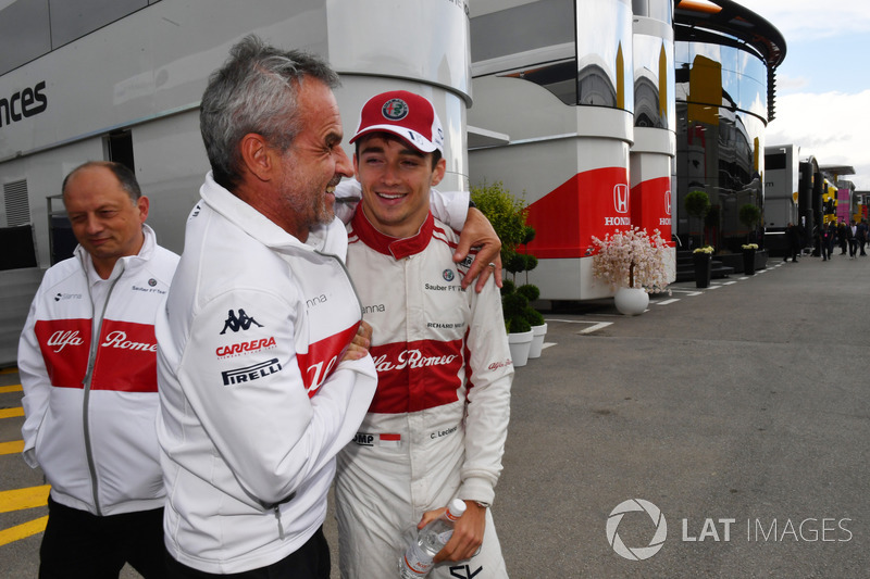 Charles Leclerc, Sauber fête sa dixième place avec Beat Zehnder, manager de Sauber