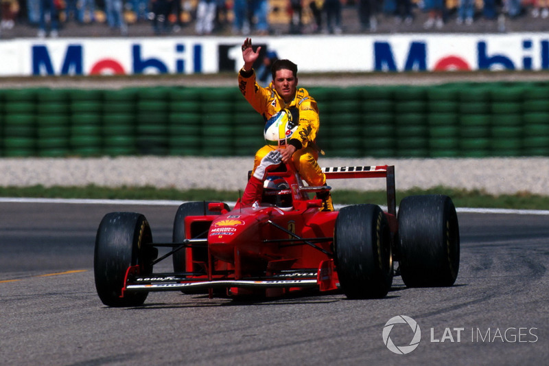 Michael Schumacher, Ferrari lleva sobre su coche a Giancarlo Fisichella, Jordan