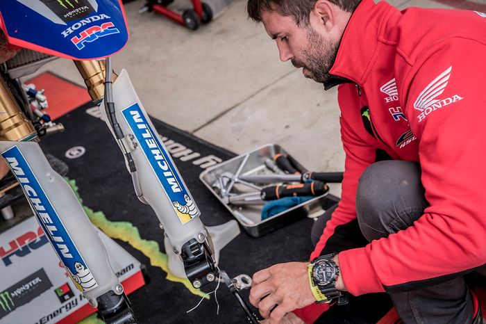 Mecánico del Monster Energy Honda Team Honda