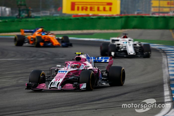 Esteban Ocon, Force India VJM11, delante de Marcus Ericsson, Sauber C37, y Fernando Alonso, McLaren MCL33