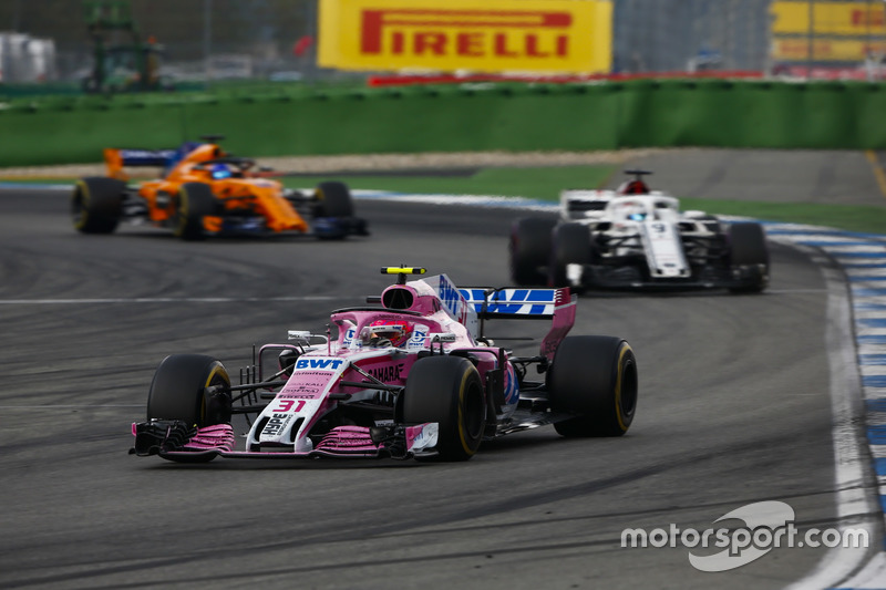 Esteban Ocon, Force India VJM11, Marcus Ericsson, Sauber C37 y Fernando Alonso, McLaren MCL33
