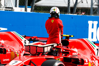 Le poleman Kimi Raikkonen, Ferrari, sort de sa voiture après son équipier Sebastian Vettel, Ferrari