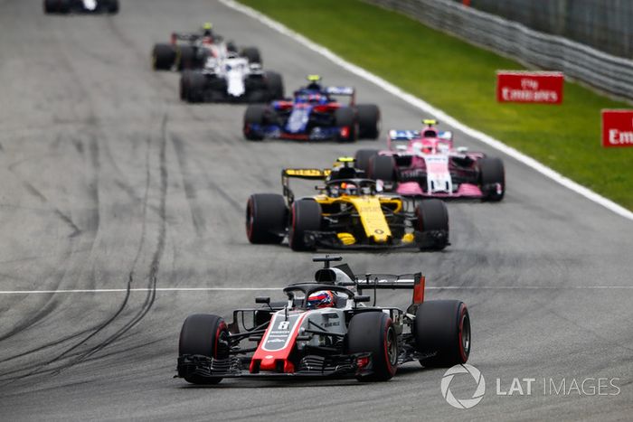 Romain Grosjean, Haas F1 Team VF-18, lidera Carlos Sainz Jr., Renault Sport F1 Team RS 18, Esteban Ocon, Racing Point Force India VJM11, y Pierre Gasly, Toro Rosso STR13