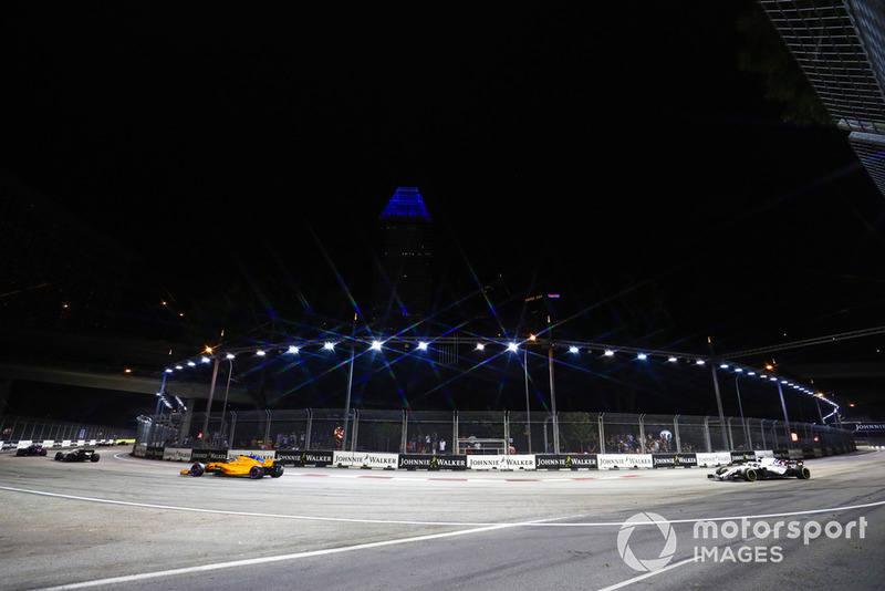 Stoffel Vandoorne, McLaren MCL33, precede Lance Stroll, Williams FW41