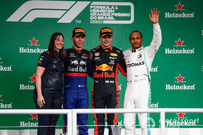 Podio: segundo lugar Pierre Gasly, Toro Rosso, ganador de la carrera Max Verstappen, Red Bull Racing y el tercer lugar Lewis Hamilton, Mercedes AMG F1