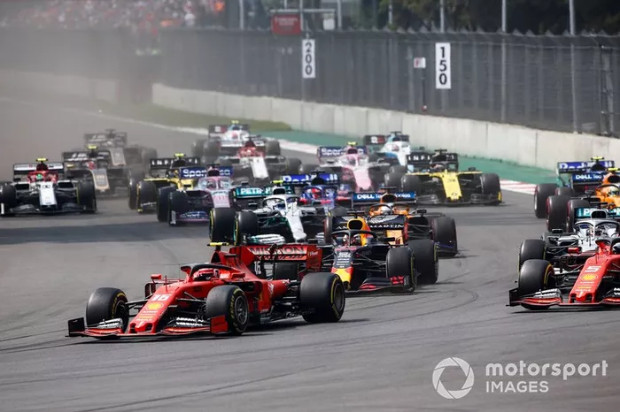 Charles Leclerc, Ferrari SF90, Sebastian Vettel, Ferrari SF90 and mMax Verstappen, Red Bull Racing RB15 al inicio