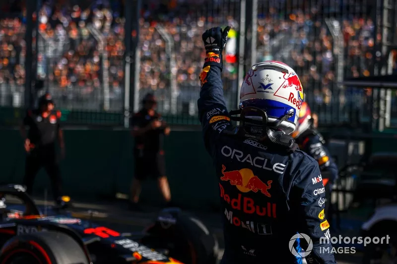 Max Verstappen, Red Bull Racing, célèbre la pole position au Parc Ferme