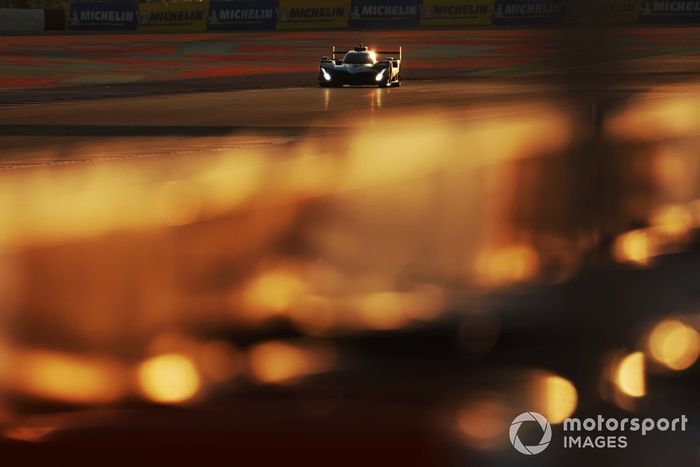 #20 BMW M Team WRT BMW M Hybrid V8: Sheldon Van Der Linde, Robin Frijns, Rene Rast