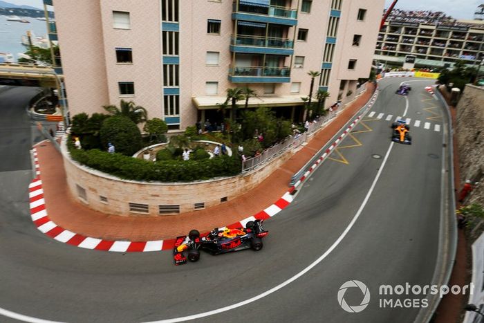 Pierre Gasly, Red Bull Racing RB15,  Carlos Sainz Jr., McLaren MCL34