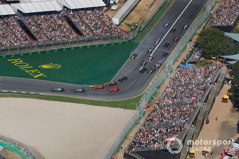 Valtteri Bottas, Mercedes AMG W10, precede Lewis Hamilton, Mercedes AMG F1 W10, Sebastian Vettel, Ferrari SF90, Max Verstappen, Red Bull Racing RB15, Charles Leclerc, Ferrari SF90, ed il resto del gruppo alla prima curva