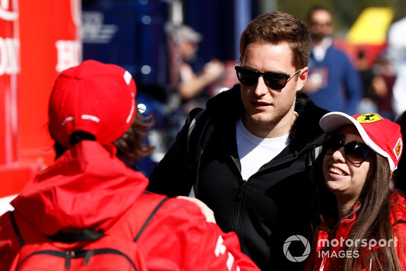 Stoffel Vandoorne posa per una foto con una tifosa