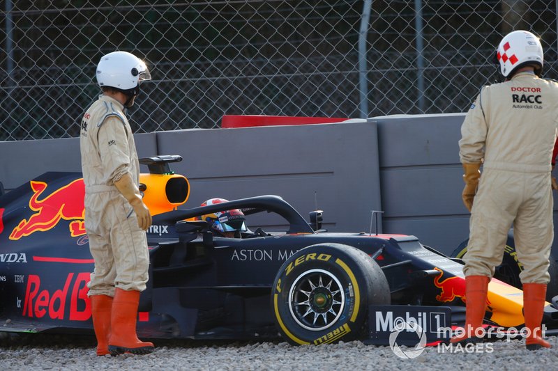 Pierre Gasly, Red Bull Racing RB15, nella ghiaia dopo un contatto con le barriere