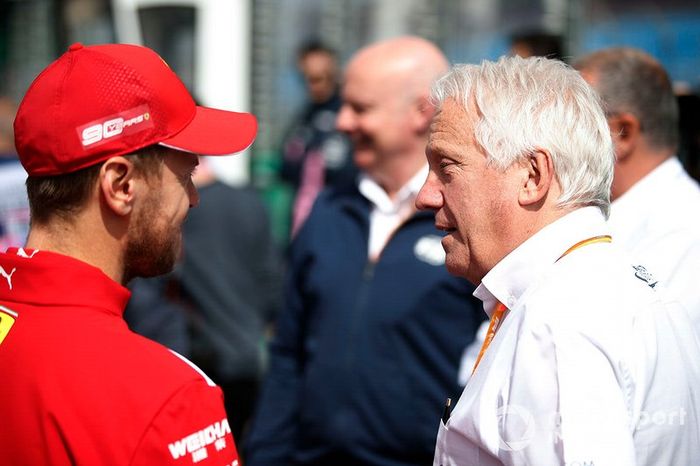 Sebastian Vettel, Ferrari, con el director de carrera de la FIA, Charlie Whiting