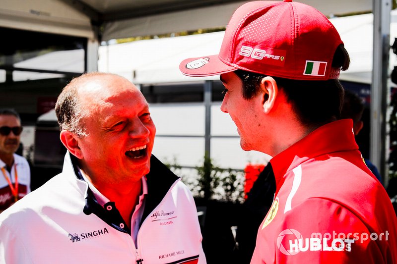 Frederic Vasseur, Team Principal, Alfa Romeo Racing e Charles Leclerc, Ferrari