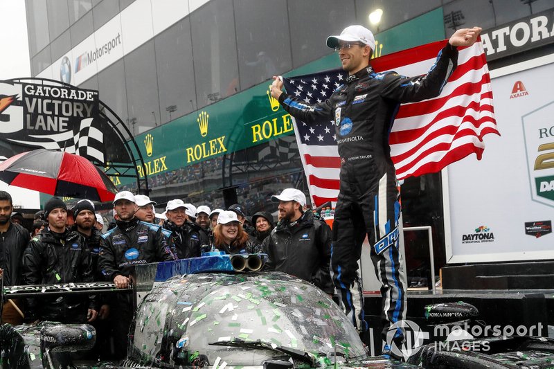 #10 Wayne Taylor Racing Cadillac DPi: Renger Van Der Zande, Jordan Taylor, Fernando Alonso, Kamui Kobayashi, festeggiano la vittoria sul podio