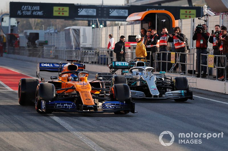 Carlos Sainz Jr, McLaren MCL34 et Valtteri Bottas, Mercedes-AMG F1 W10 EQ Power+