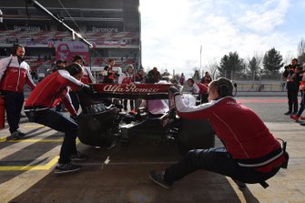 Alfa Romeo Racing mechanics and Kimi Raikkonen, Alfa Romeo Racing C38