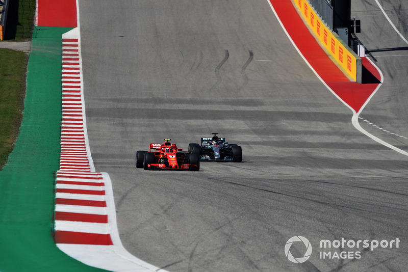 Kimi Raikkonen, Ferrari SF71H y Lewis Hamilton, Mercedes AMG F1 W09 EQ Power+