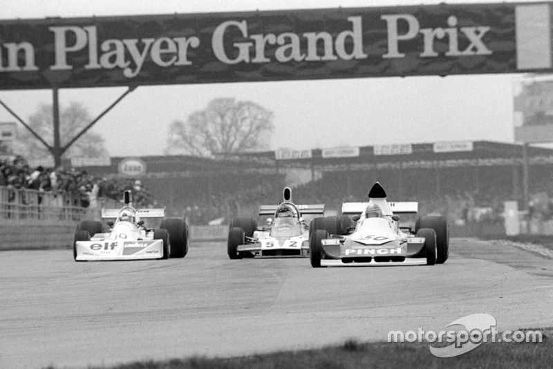 John Nicholson Lyncar 006 (auto no 50) lleva a Lella Lombardi March 751 (auto no 10) y Tony Trimmer Safir Cosworth (auto no 52)