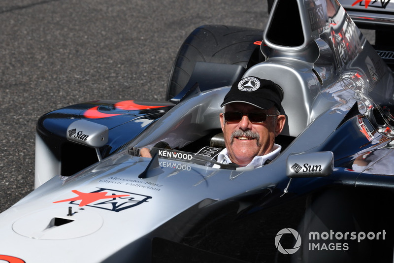 Ron Pallatt, mécanicien McLaren, McLaren MP4-13 lors des Legends F1 30th Anniversary Lap Demonstration