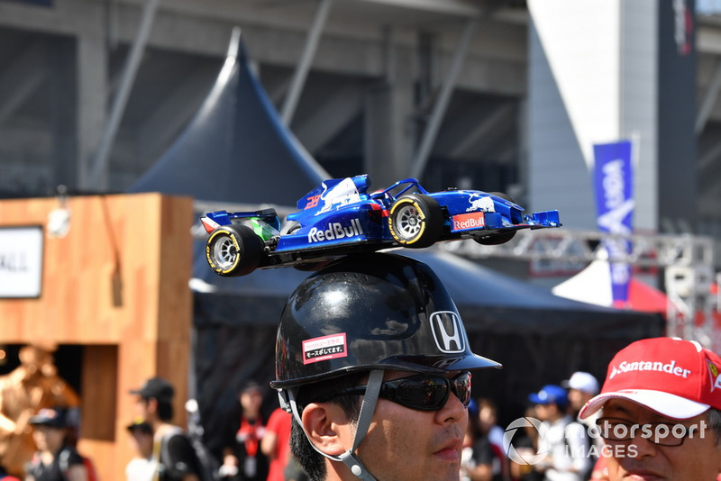 Scuderia Toro Rosso fan and hat