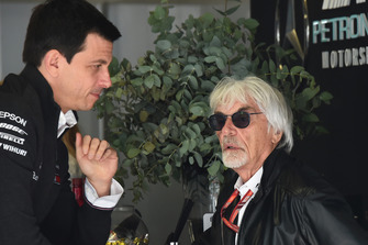 Toto Wolff, Director del Motorsport, Mercedes AMG F1, e Bernie Ecclestone