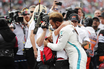 Lewis Hamilton, Mercedes AMG F1, fête sa cinquième couronne