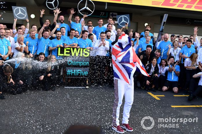 Lewis Hamilton, Mercedes AMG F1 celebra con el equipo