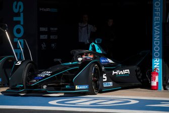 Stoffel Vandoorne, HWA Racelab, VFE-05, nel garage