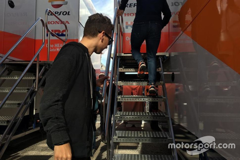 Jorge Lorenzo si appresta a salire sul camion Repsol Honda