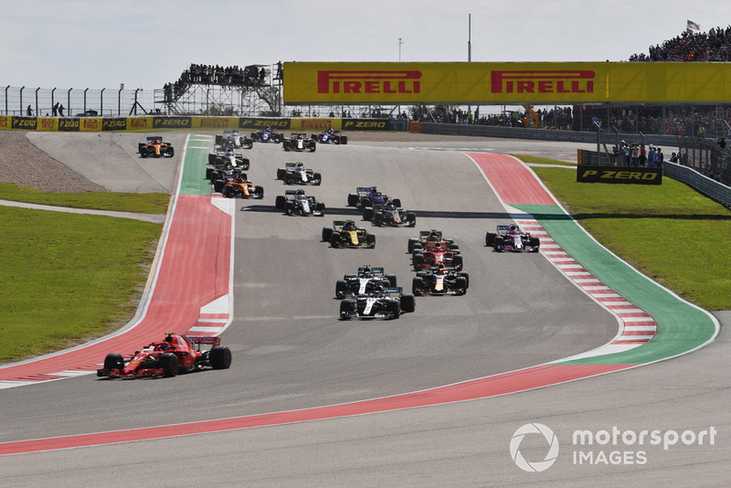 Kimi Raikkonen, Ferrari SF71H and Lewis Hamilton, Mercedes-AMG F1 W09 battle at the start of the race